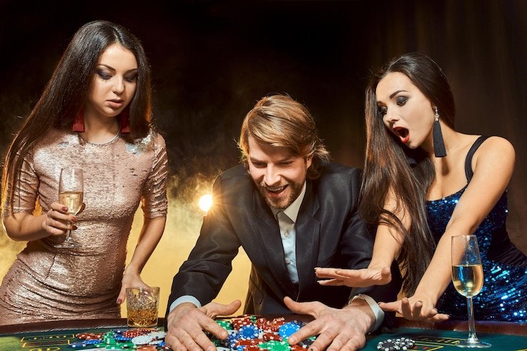 Layar permainan Jewels of Prosperity menampilkan tema batu mulia dan gulungan slot